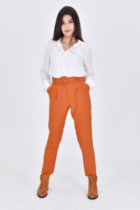 Pantalon carotte avec ceinture